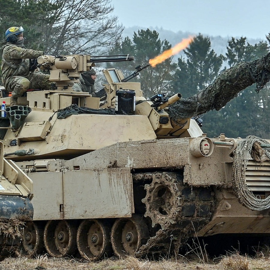 US-Soldaten schießen während der internationalen Militärübung "Allied Spirit 2022" auf dem Gelände des Truppenübungsplatz Hohenfels (Bayern) von einem Kampfpanzer M1 Abrams. © dpa Foto: Armin Weigel