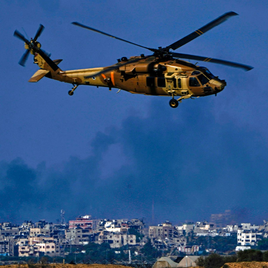 Ein israelischer Apache-Hubschrauber fliegt in der Nähe der Grenze zwischen Israel und Gaza. © AP/dpa Foto: Ariel Schalit