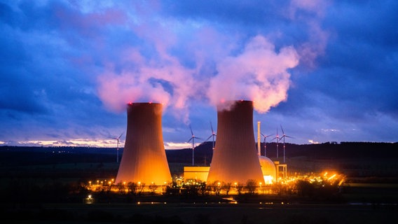 Dampf steigt aus den Kühltürmen des Atomkraftwerks Grohnde auf © picture alliance/dpa | Julian Stratenschulte Foto: Julian Stratenschulte