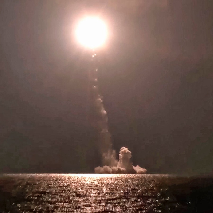 Das Atom-U-Boot "Zar Alexander III" der russischen Marine feuert eine ballistische Interkontinentalrakete des Typs "Bulawa" vom Weißen Meer aus ab. © Russian Defense Ministry Press Service/AP/dpa 