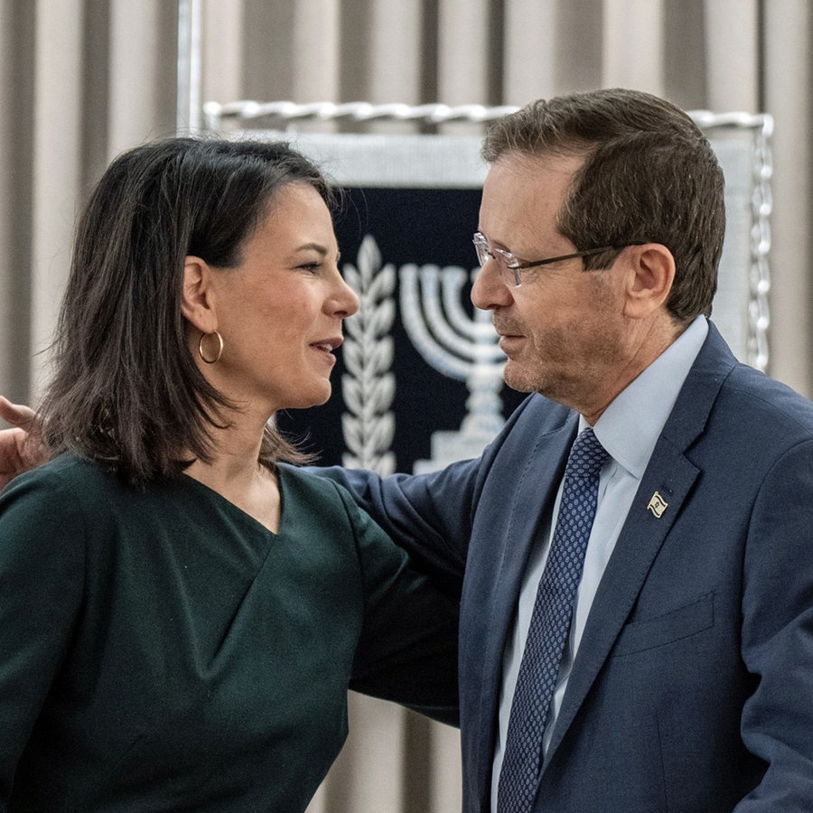 Bundesaußenministerin Annalena Baerbock (Bündnis 90/Die Grünen) wird von dem Präsidenten von Israel, Izchak Herzog, zu Beginn ihrer Nahostreise empfangen. © dpa Foto: Michael Kappeler