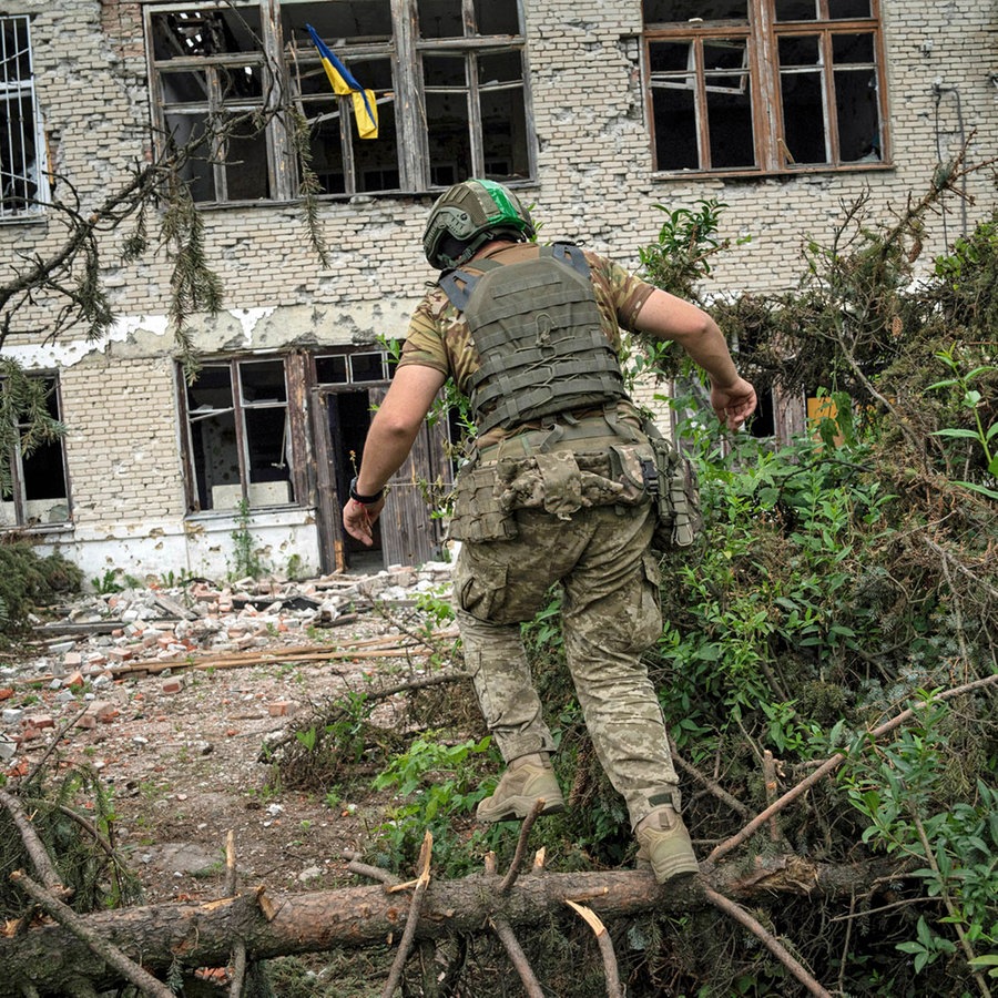 Ein ukrainischer Soldat läuft zu seiner Position in dem kürzlich zurückeroberten Dorf Blahodatne (Ukraine). © AP/dpa Foto: Evgeniy Maloletka