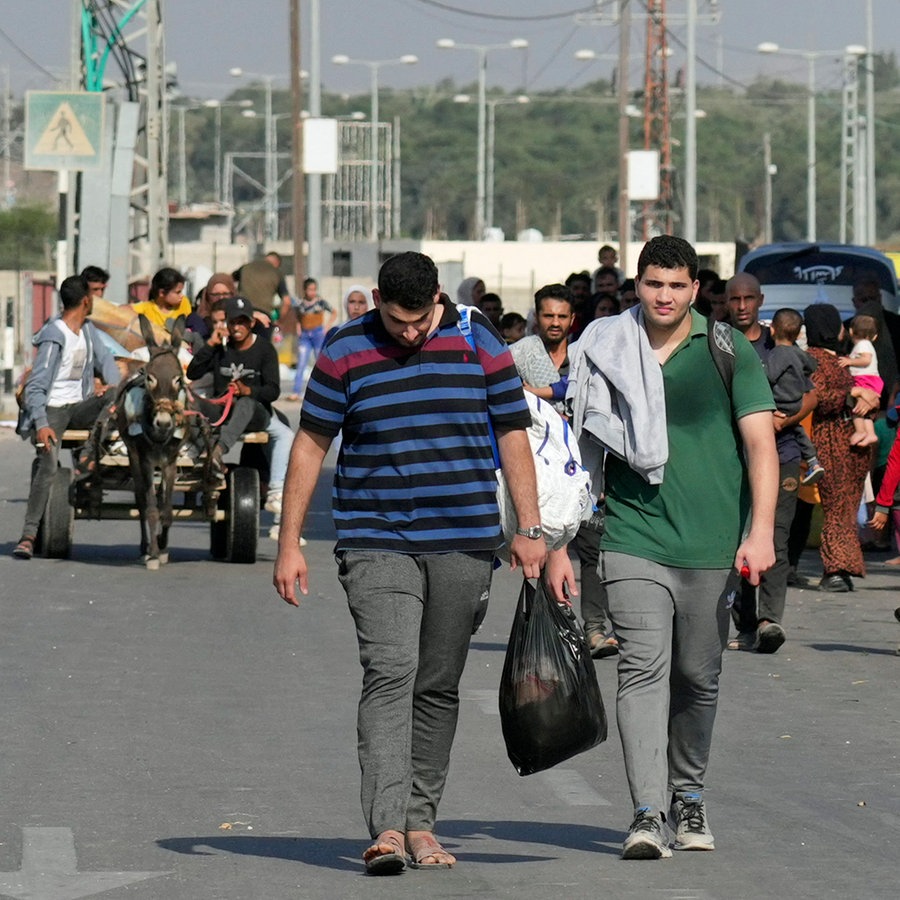 Palästinenser fliehen aus dem südlichen Gazastreifen auf der Salah al-Din Straße in Bureij. © AP/dpa Foto: Hatem Moussa