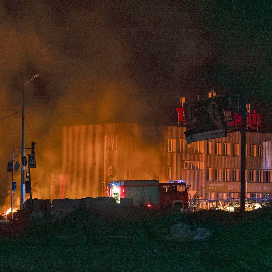 Rettungskräfte löschen das Feuer am Ort eines russischen Drohnenangriffs auf die ukrainische Stadt Charkiw. © AP Foto: Alex Babenko