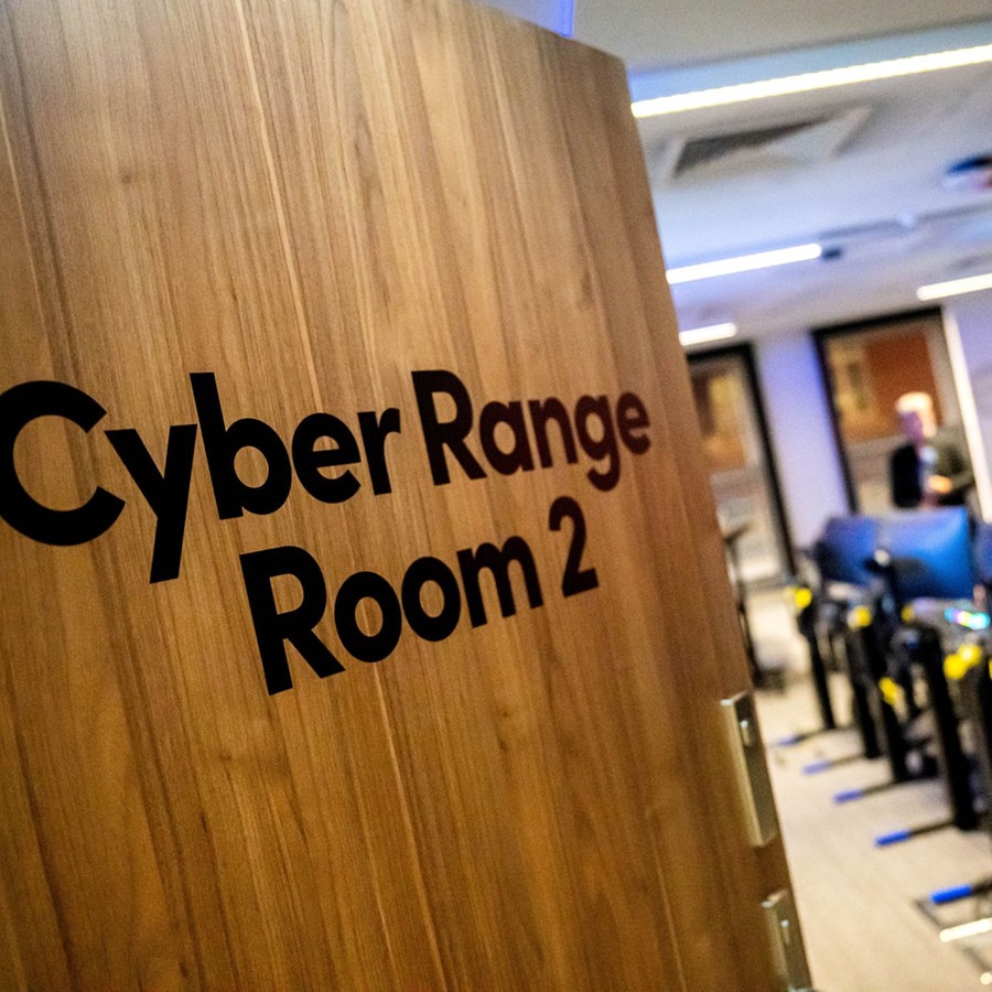 Der Cyber Range Room 2 im Australischen Zentrum für Cyber-Zusammenarbeit. © picture alliance/dpa | Foto: Sina Schuldt