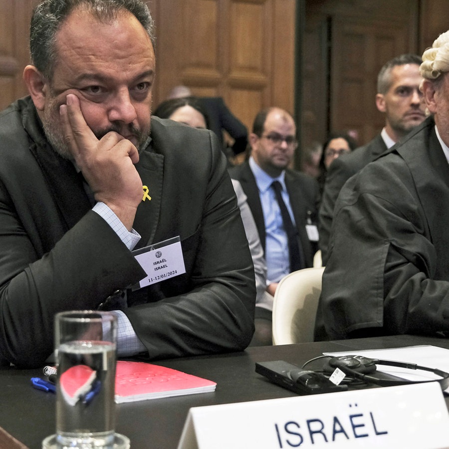 Malcolm Shaw (rechts), Jurist aus Großbritannien, und Tal Becker (links), Rechtsberater des israelischen Außenministeriums, während der Eröffnung der Anhörungen am Internationalen Gerichtshof in Den Haag. © AP/dpa Foto: Patrick Post