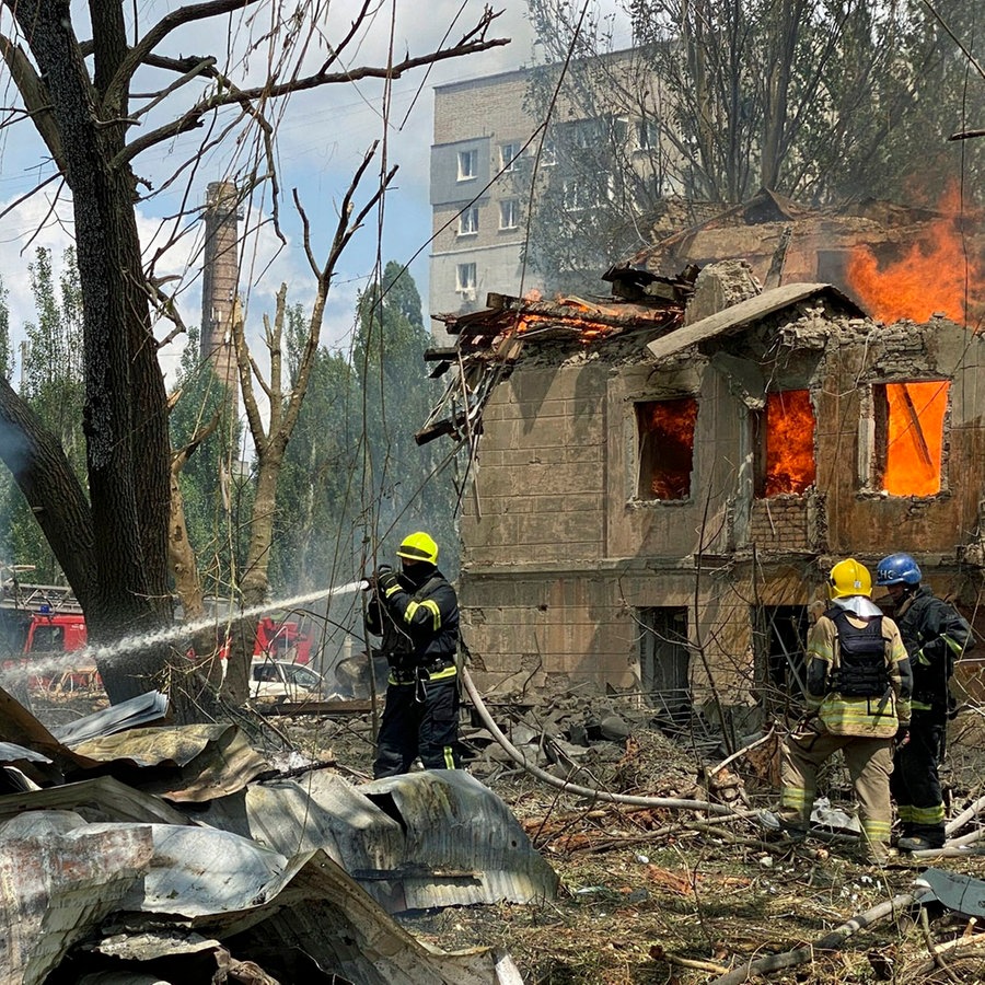 Auf diesem vom Staatlichen Katastrophenschutz der Ukraine zur Verfügung gestellten Foto löschen Feuerwehrleute eine Klinik nach einem, nach ukrainischen Angaben, russischen Luftangriff. Es gebe Tote und Verletzte, unter ihnen zwei Kinder, teilten die Behörden mit. © State Emergency Service of Ukrai/AP/dpa 