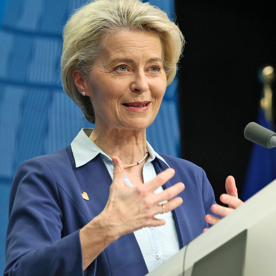 Die Präsidentin der Europäischen Kommission, Ursula von der Leyen, spricht auf einer Pressekonferenz während des EU-Gipfels. © AP/dpa Foto: Geert Vanden Wijngaert
