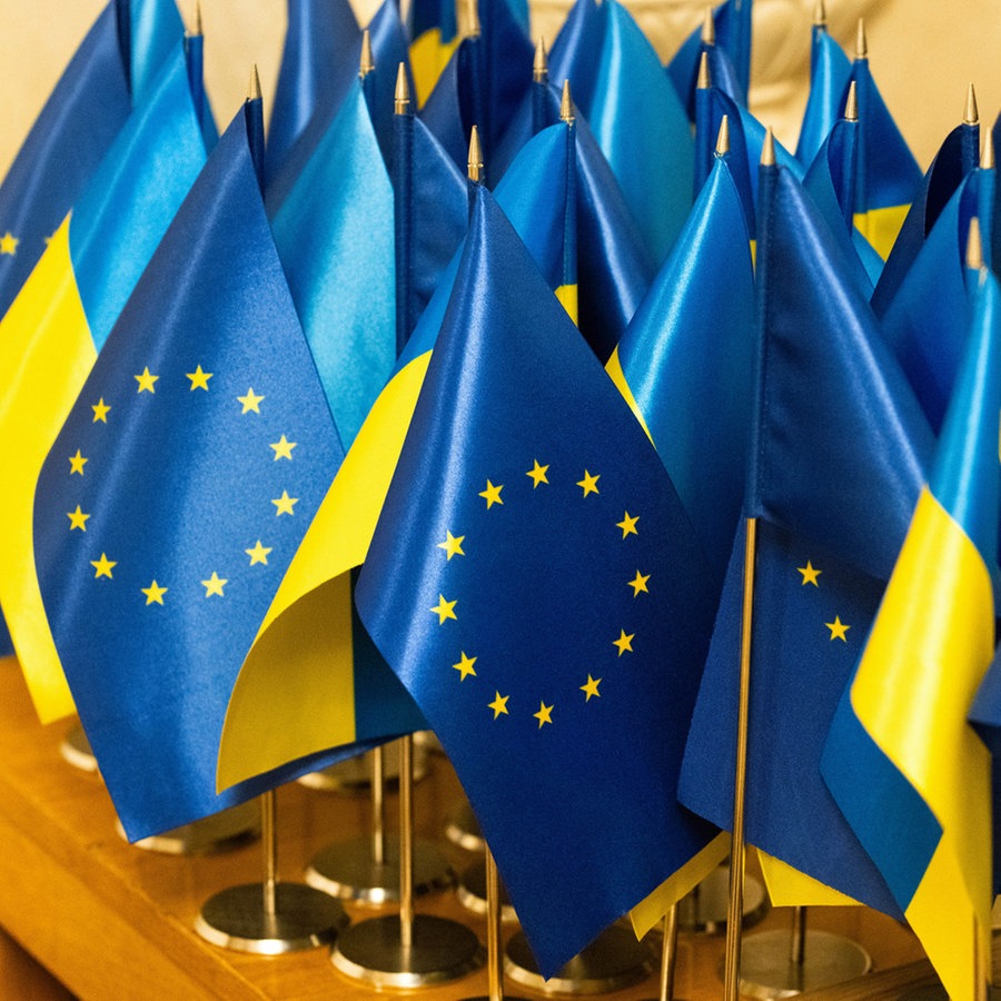 Kleine ukrainische und europäische Flaggen sind auf einem Tisch zu sehen, beim Besuch von der Präsidentin der Europäischen Kommission, Ursula von der Leyen, in Kiew (Ukraine). © dpa-ENR-Pool/dpa Foto: Philipp von Ditfurth