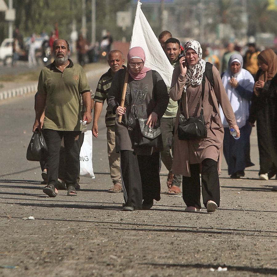 Palästinenser fliehen mit einer weißen Fahne aus Gaza-Stadt. © AP Foto: Mohammed Dahman