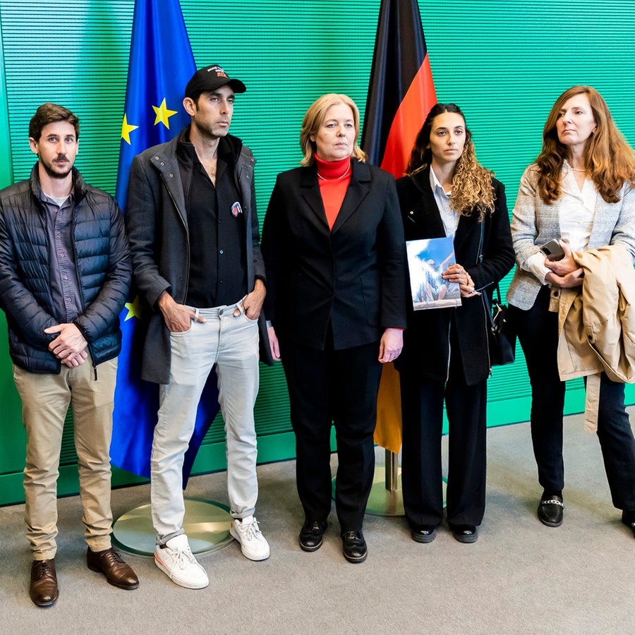 Die Bundestagspräsidentin Bärbel Bas (SPD, Mitte) trifft sich mit Angehörigen der durch die Hamas entführten deutschen Staatsbürger im Deutschen Bundestag. © dpa Foto: Christoph Soeder