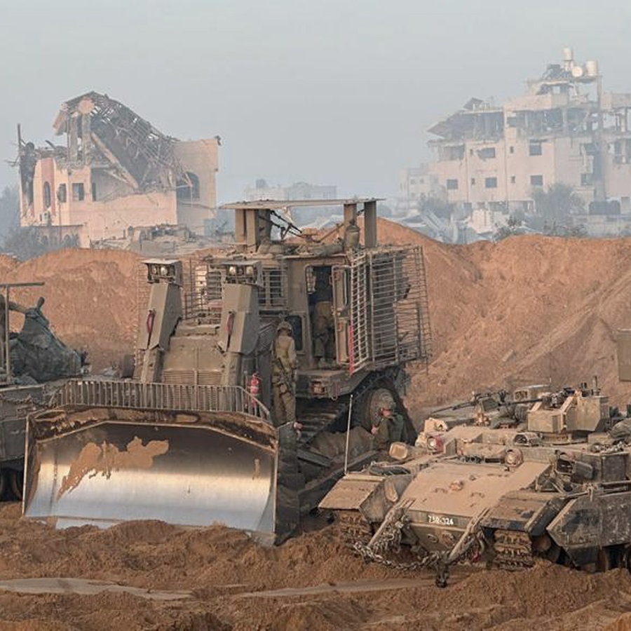 Israelische Streitkräfte setzen die Bodenoperationen im Gazastreifen mit militärischen Fahrzeugen fort. © XinHua/dpa 