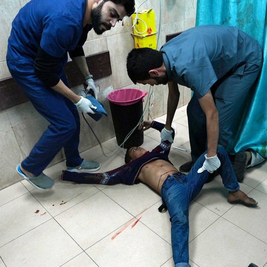 Ein Junge, der bei der israelischen Bombardierung des Gazastreifens verwundet wurde, wird in einen Behandlungsraum des Al-Aqsa-Krankenhauses im Gazastreifen gebracht. © AP/dpa Foto: Adel Hana