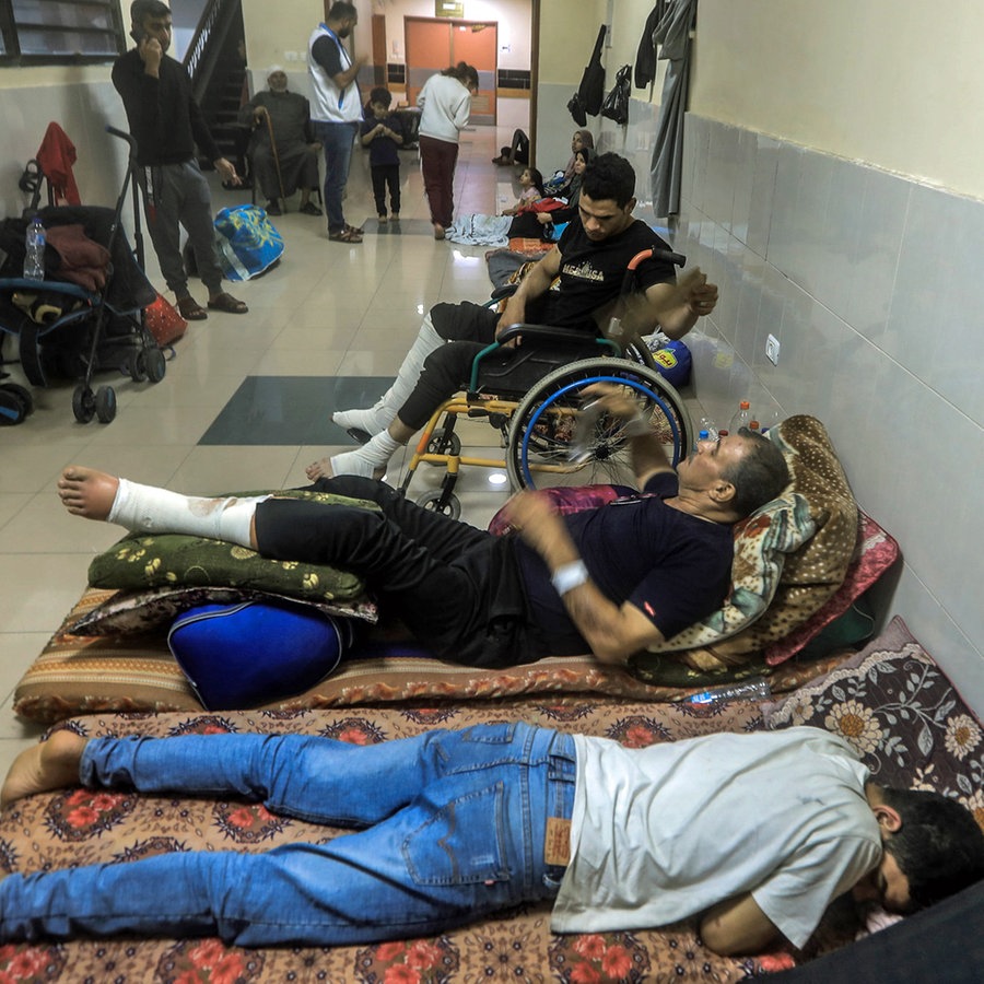 Patienten aus der Stadt Gaza liegen im Nasser-Krankenhaus auf Matratzen auf dem Flur. © dpa Foto: Mohammed Talatene