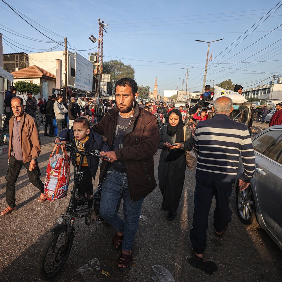 Viele Bewohner des Gazastreifens versuchen während der viertägigen Feuerpause vorübergehend zu ihren Häusern zu gelangen. © picture alliance / Anadolu Foto: Mustafa Hassona