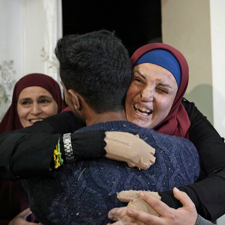 Die ehemalige palästinensische Inhaftierte Israa (mitte), die von den israelischen Behörden freigelassen wurde, wird von ihrer Familie im Jerusalemer Stadtteil Jabel Mukaber empfangen. © AP Foto: Mahmoud Illean