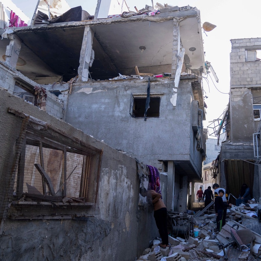 Palästinenser inspizieren ein beschädigtes Gebäude nach israelischen Luftangriffen © dpa-Bildfunk Foto: Fatima Shbair
