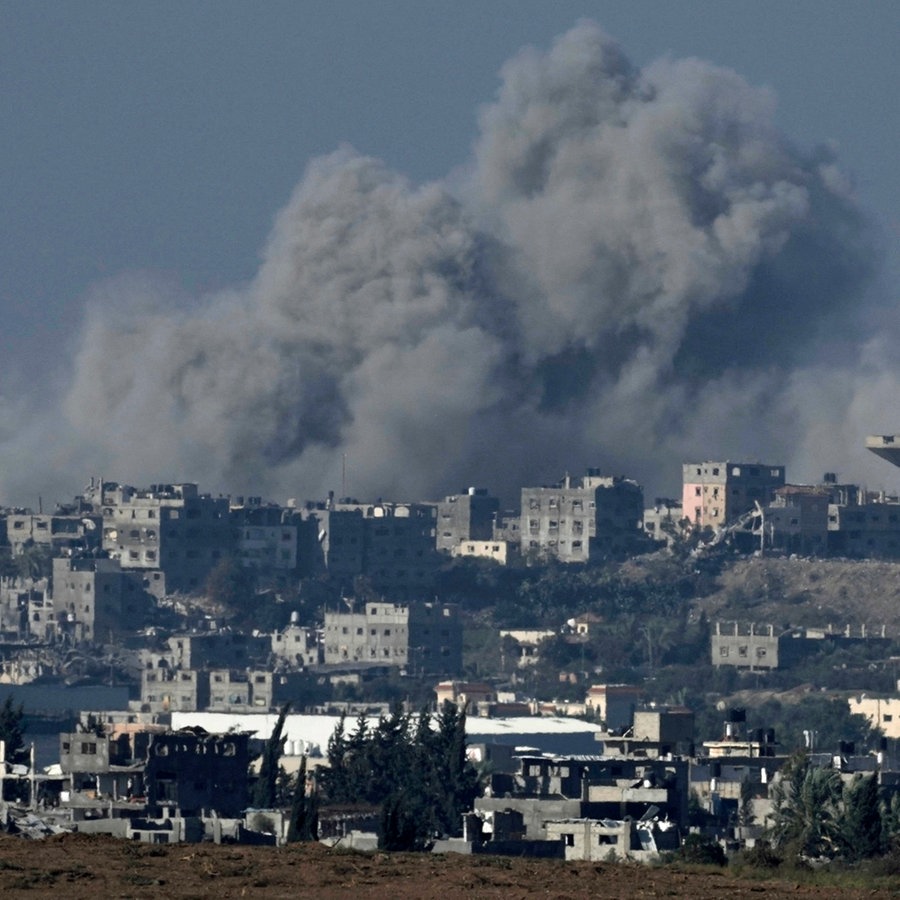 Nach israelischen Angriffen steigt Rauch aus dem Gazastreifen auf © AP/dpa Foto: Leo Correa