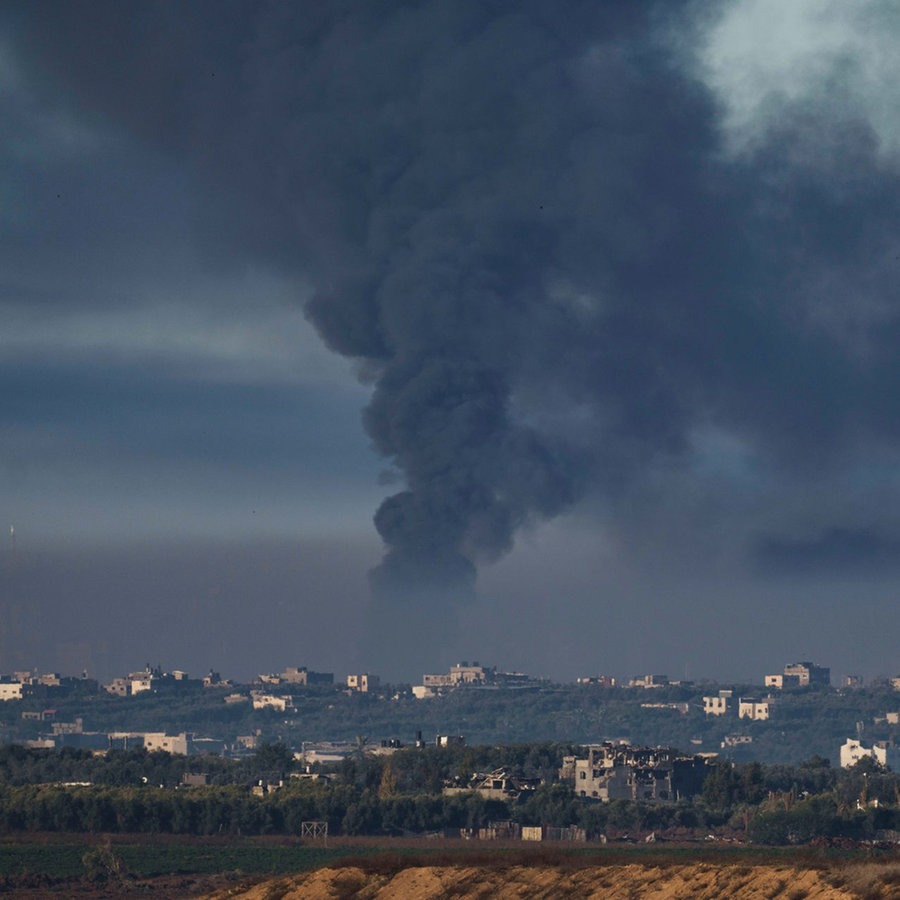 Nach israelischen Angriffen steigt Rauch aus dem Gazastreifen auf © AP/dpa Foto: Leo Correa