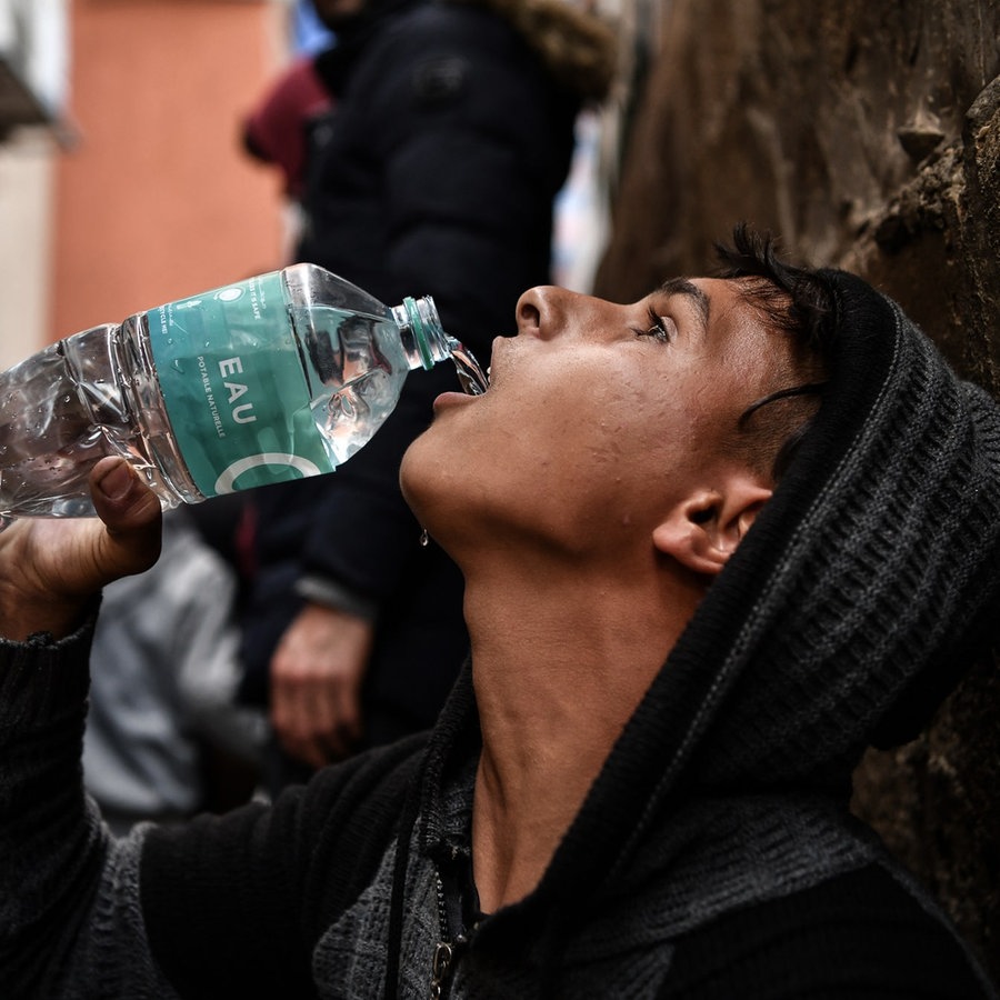 Ein palästinensischer Junge tringt Wasser aus einer Plastikflasche © picture alliance / Anadolu Foto: Abed Zagout