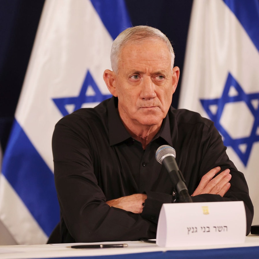Yoav Gallant (M), Verteidigungsminister von Israel, bei einer Pressekonferenz in Tel Aviv, Israel © picture alliance / ASSOCIATED PRESS Foto: Abir Sultan
