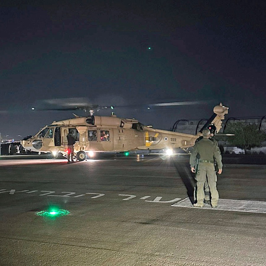 Ein Hubschrauber der israelischen Luftwaffe mit zwei befreiten Geiseln im Sheba Medical Center in Ramat Gan (Israel). © HO/Israelische Verteidigungsstreitkräfte via AP/dpa 