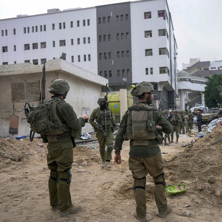 Israelische Soldaten stehen vor dem Schifa-Krankenhaus in Gaza-Stadt im Gazastreifen (Israel). © AP/dpa Foto: Victor R. Caivano