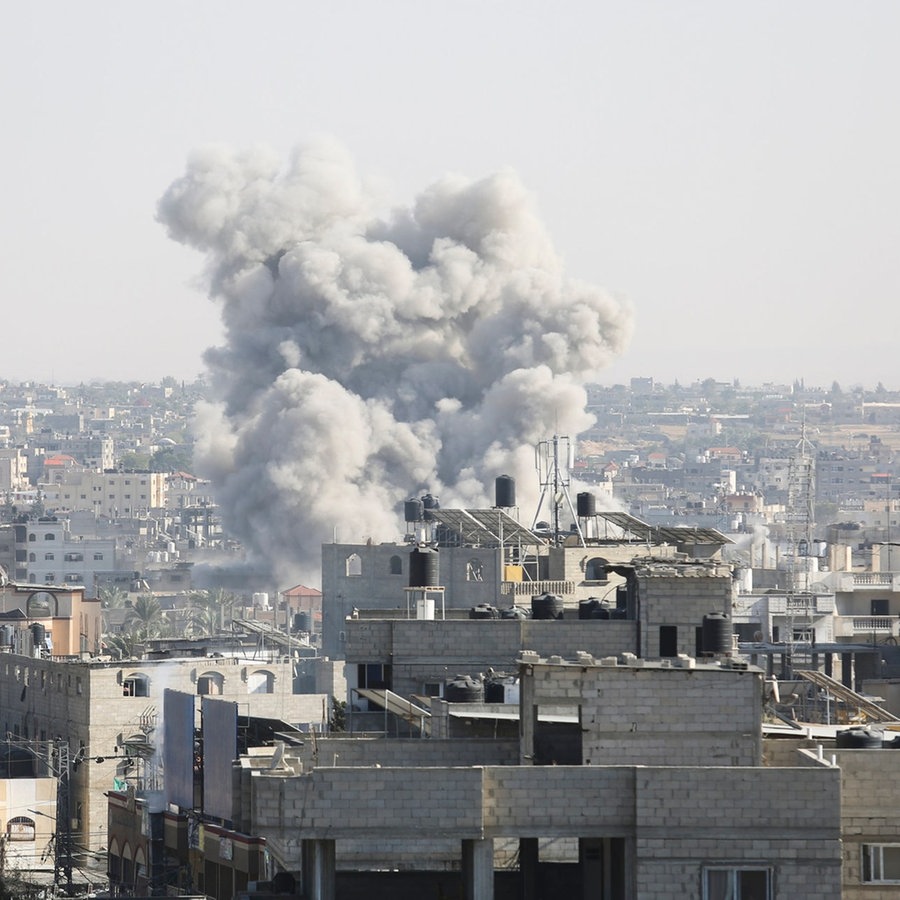 Palästinensische Gebiete, Rafah: Rauch steigt nach einem israelischen Luftangriff auf. © dpa-Bildfunk Foto: Hatem Ali