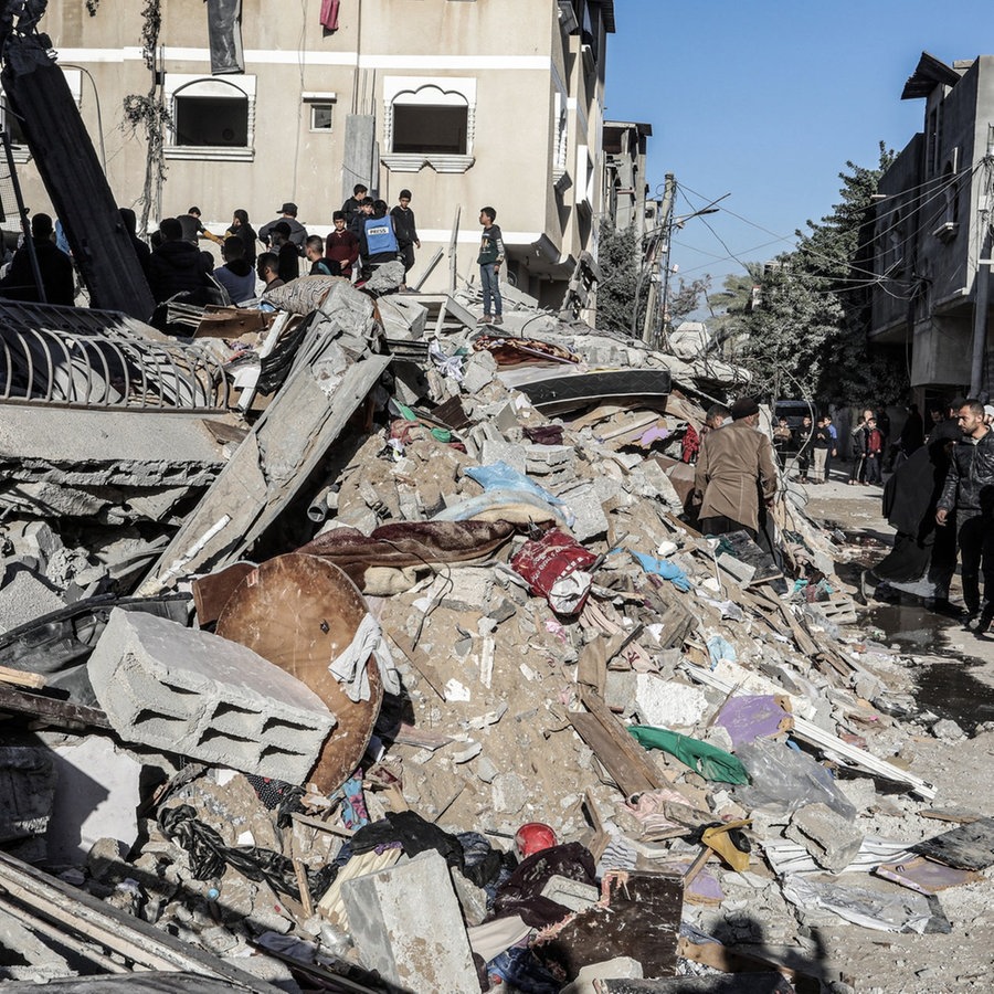 Palästinenser suchen nach einem israelischen Luftangriff in den Trümmern nach Überlebenden. © dpa-Bildfunk Foto: Abed Rahim Khatib