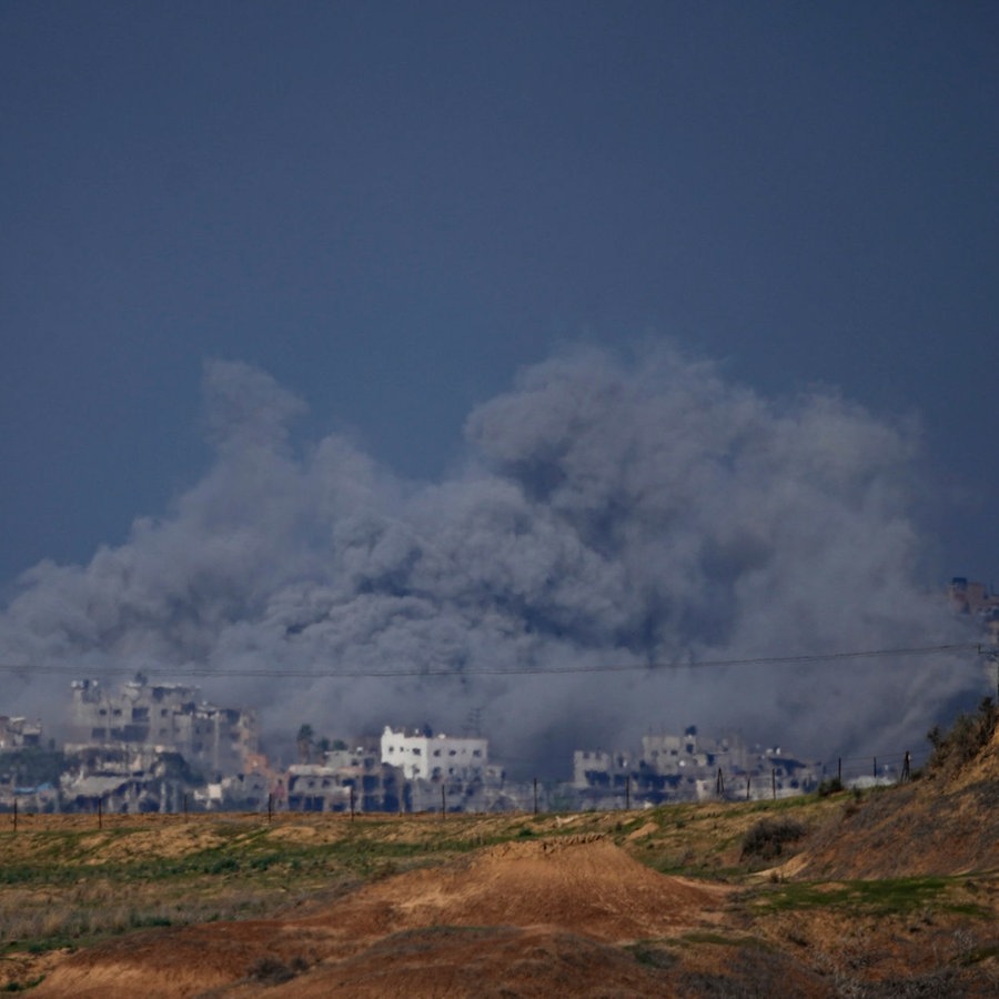Rauch steigt nach einem israelischen Bombardement im Gazastreifen auf, aufgenommen aus dem Süden von Israel © dpa-Bildfunk Foto: Ariel Schalit