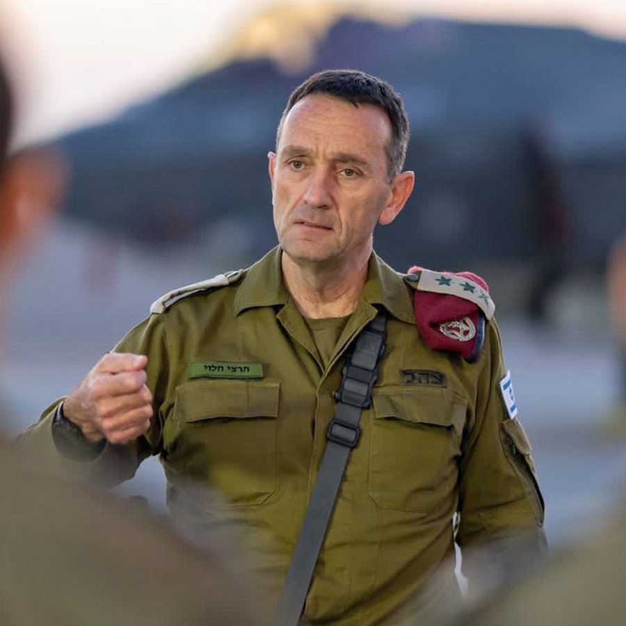 Der Generalstabschef der israelischen Streitkräfte, Herzi Halevi, spricht während eines Treffens mit Piloten auf dem Luftwaffenstützpunkt Nevatim im Süden Israels. © IDF/XinHua/dpa 