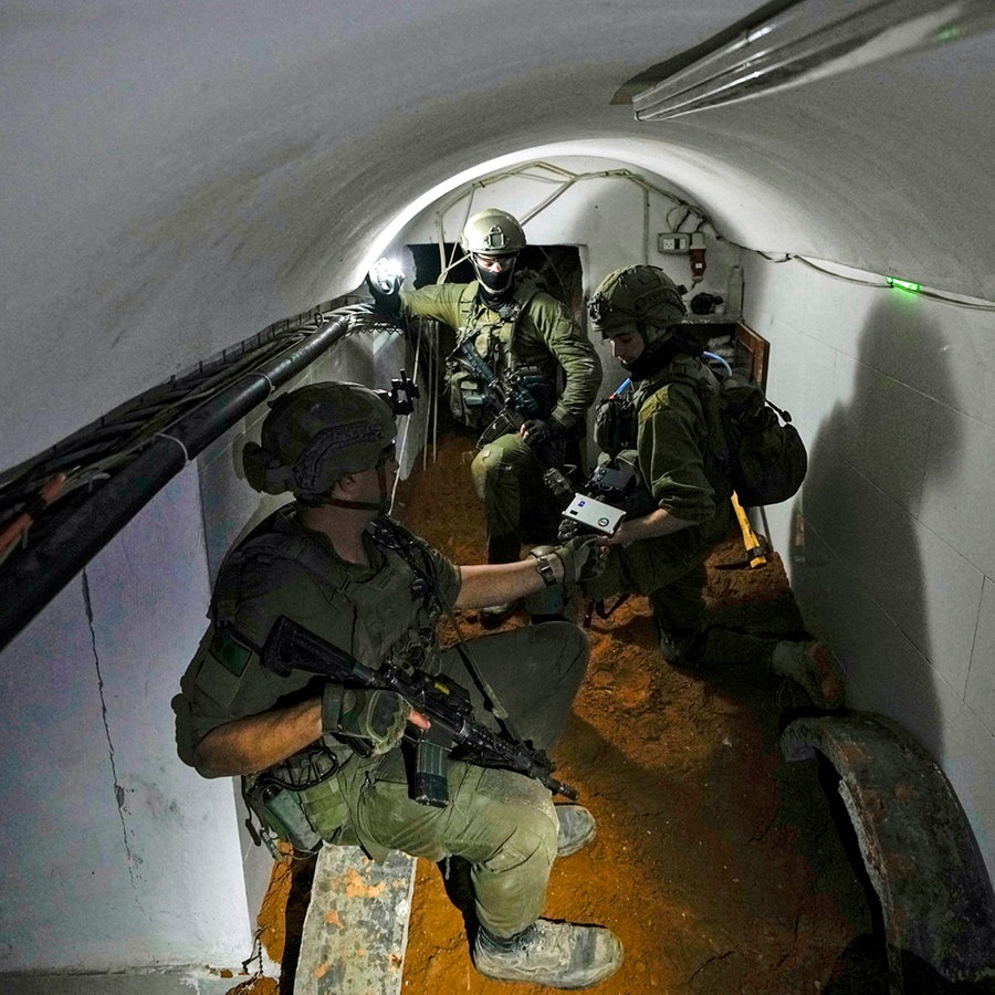 Israelische Soldaten erkunden einen Tunnel unter dem UNRWA-Hauptquartier des UN-Hilfswerks in der Stadt Gaza (Israel). © AP/dpa Foto: Ariel Schalit