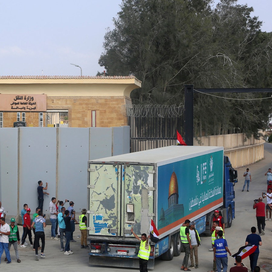 Ein Lastwagen mit humanitärer Hilfe für die Menschen im Gazastreifen durchquert den Grenzübergang Rafah in Ägypten. © dpa-Bildfunk Foto: Mohammed Asad