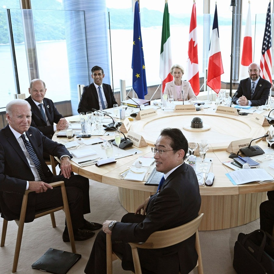 Die Teilnehmer des G7-Gipfels in Hiroshima sitzen während eines gemeinsamen Treffens an einem Tisch © picture alliance / ASSOCIATED PRESS | Brendan Smialowski Foto: Brendan Smialowski