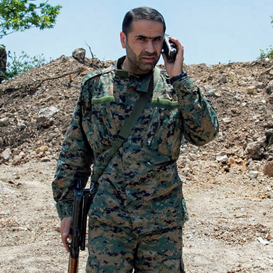 Auf diesem undatierten Foto telefoniert der Kommandeur der schiitischen Hisbollah, Wissam al-Tauil, im Freien. © Uncredited/Hezbollah Military Media/AP/dpa 