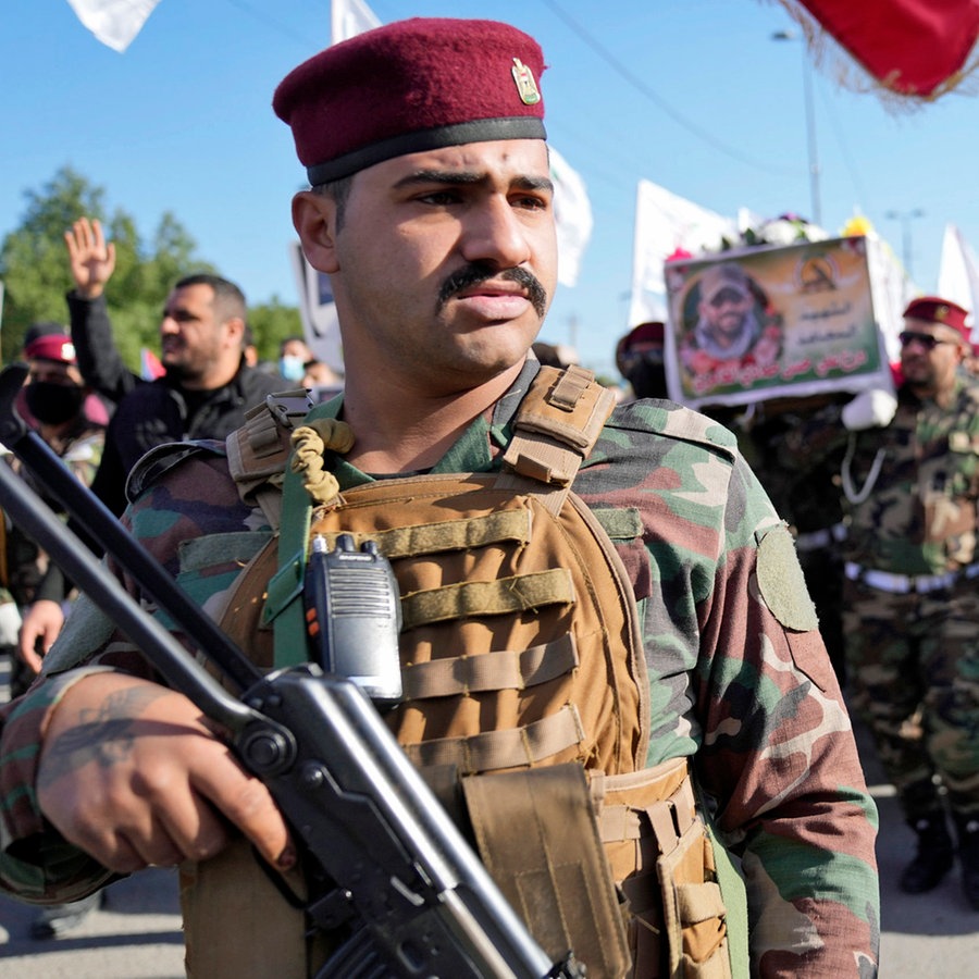 Mitglieder einer irakischen schiitischen militanten Gruppe in Bagdad (Irak). © AP/dpa Foto: Hadi Mizban