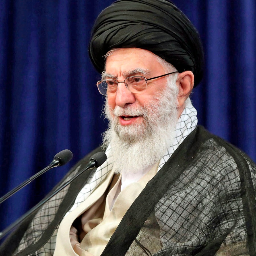 Oberster Führer und geistliches Oberhaupt des Iran, Ajatollah Ali Chamenei, spricht in Tehran (Archivbild) © Office of the Iranian Supreme Leader/dpa 