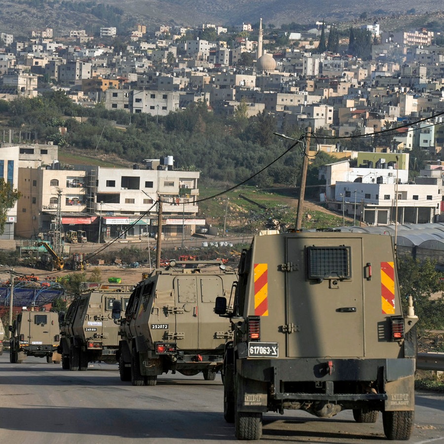 Ein Konvoi israelischer Armeefahrzeuge ist während einer Militärrazzia im Flüchtlingslager Faraa im Westjordanland zu sehen. © AP Foto: Majdi Mohammed