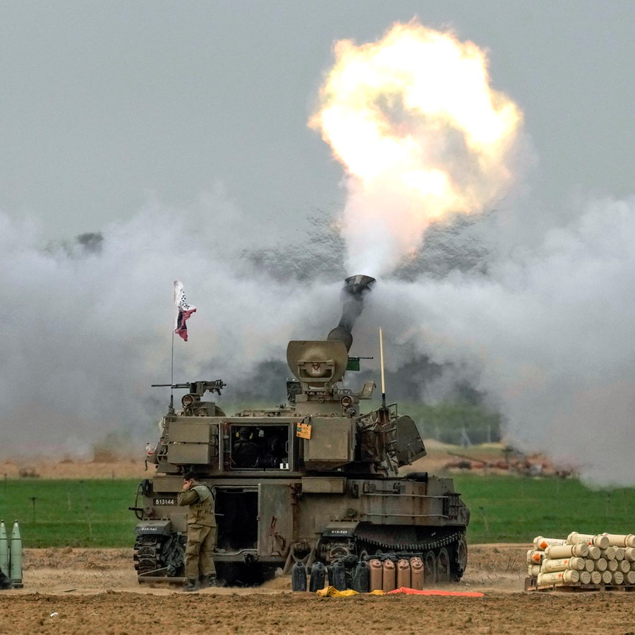 Eine mobile israelische Artillerieeinheit feuert eine Granate aus dem Süden Israels in Richtung Gazastreifen © AP/dpa Foto: Leo Correa