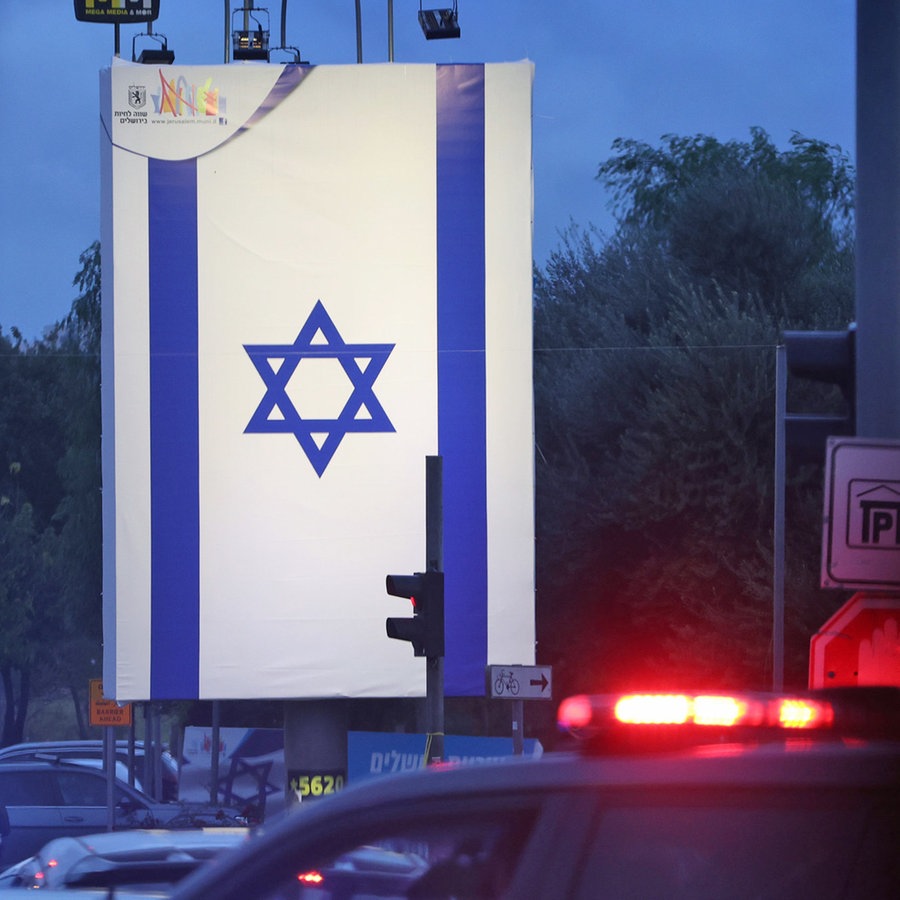 Eine große israelische Flagge hängt an einer Straßenkreuzung in Jerusalem (Israel). © dpa Foto: Karl-Josef Hildenbrand