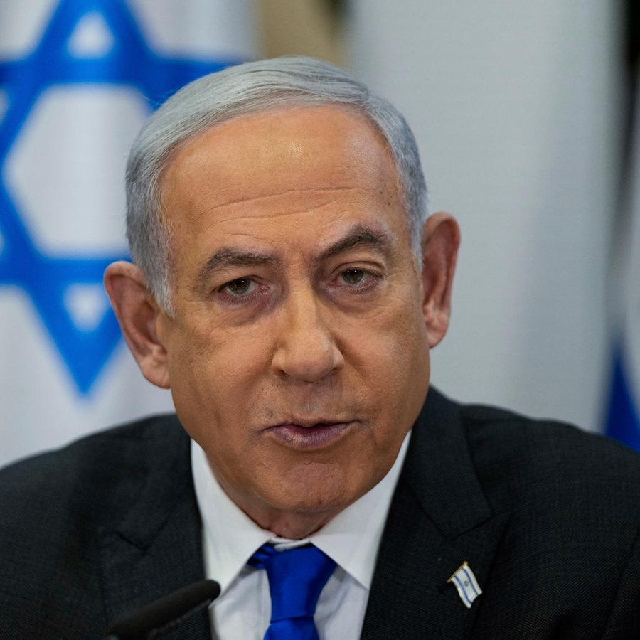 Benjamin Netanjahu, Ministerpräsident von Israel, leitet eine Kabinettssitzung in der Militärbasis Kirya, in der das israelische Verteidigungsministerium untergebracht ist. © picture alliance/dpa/AP Pool Foto: Ohad Zwigenberg