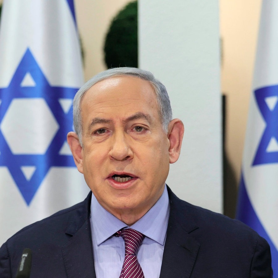 Benjamin Netanjahu, Ministerpräsident von Israel, leitet eine Kabinettssitzung in der Militärbasis Kirya, in der das israelische Verteidigungsministerium untergebracht ist. © picture alliance/dpa/EPA Pool via AP Foto: Abir Sultan