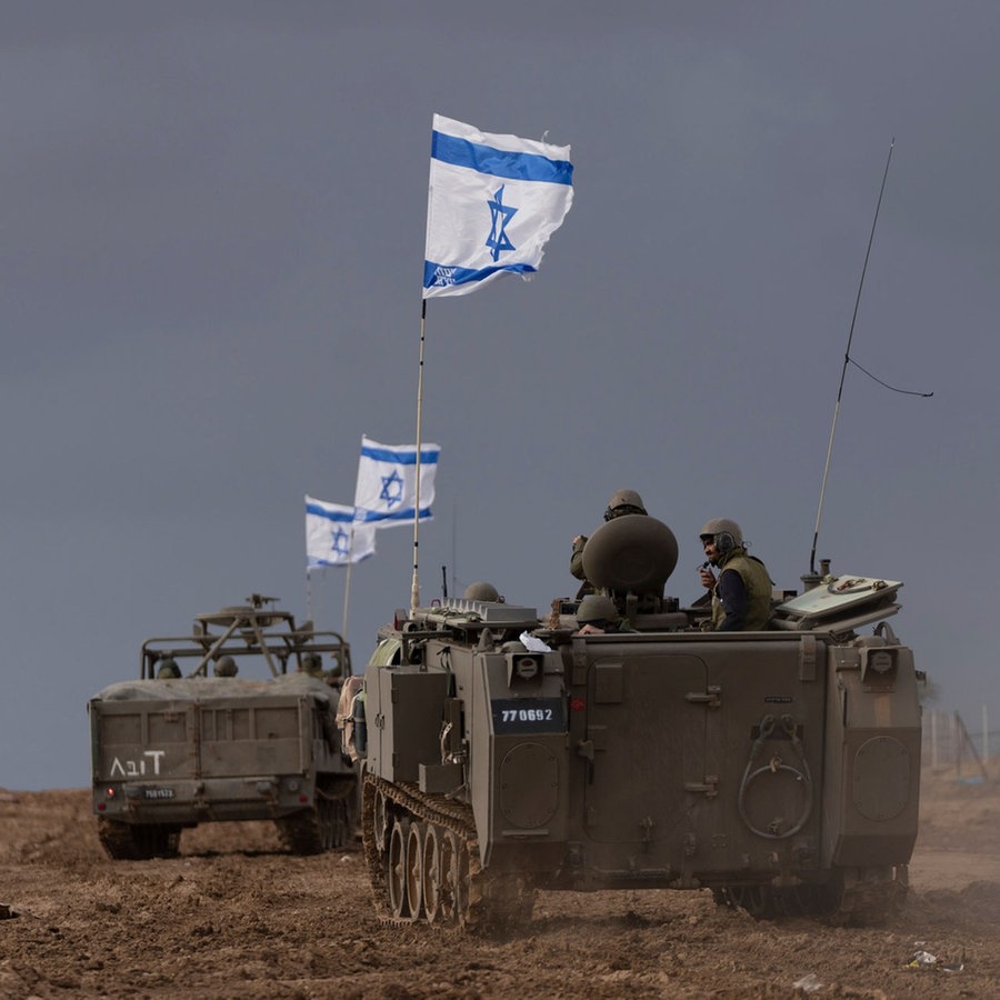 Israelische Soldaten manövrieren gepanzerte Militärfahrzeuge entlang der israelischen Grenze zum Gazastreifen. © dpa-Bildfunk Foto: Ohad Zwigenberg