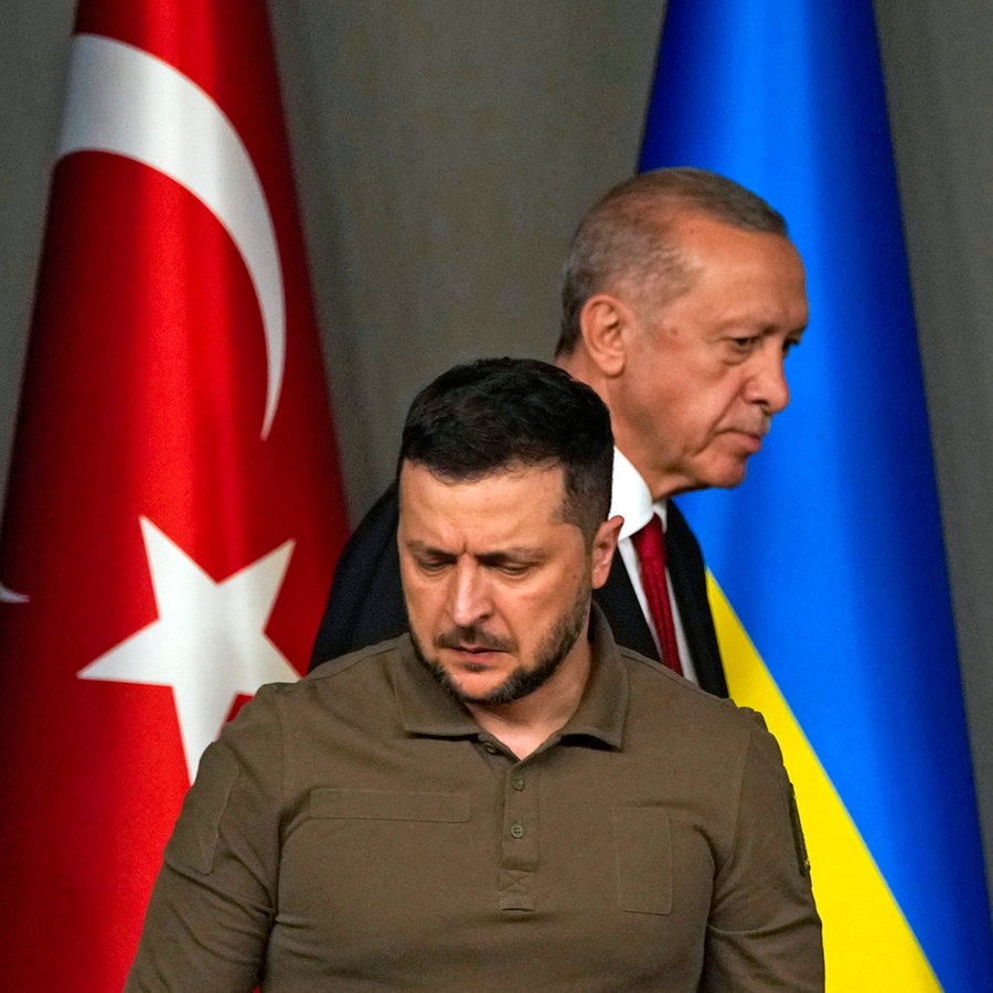 Der Präsident der Türkei, Recep Tayyip Erdogan (hinten), kommt mit dem Präsident der Ukraine, Wolodymyr Selenskyj (vorne), zu einer gemeinsamen Pressekonferenz nach ihrem Treffen in Istanbul (Türkei). © AP/dpa Foto: Francisco Seco