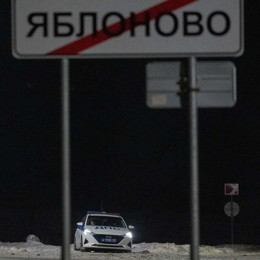 In der Nähe der Absturzstelle eines Militärtransportflugzeugs nahe Jablonowo (Russland) in der Grenzregion Belgorod ist ein Polizeifahrzeug im Einsatz. © Jr/XinHua/dpa Foto: Alexander Zemlianichenko