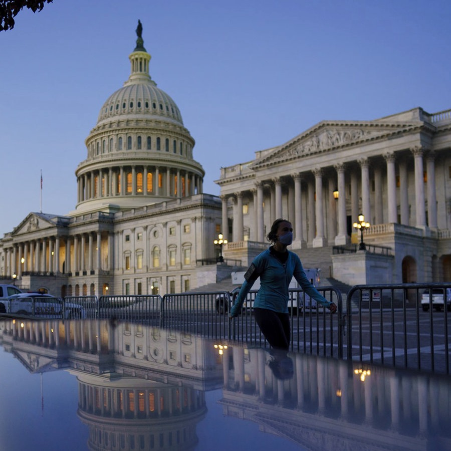 Eine Frau joggt abends am Kapitol in Washington (USA) vorbei. © AP/dpa Foto: J. Scott Applewhite