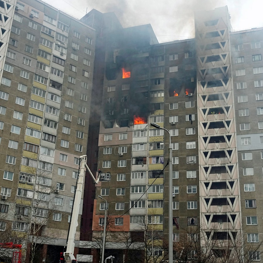 Feuerwehrleute löschen ein Feuer in einem Wohnhausin Kiew nach einem russischen Angriff. © AP/dpa Foto: Efrem Lukatsky