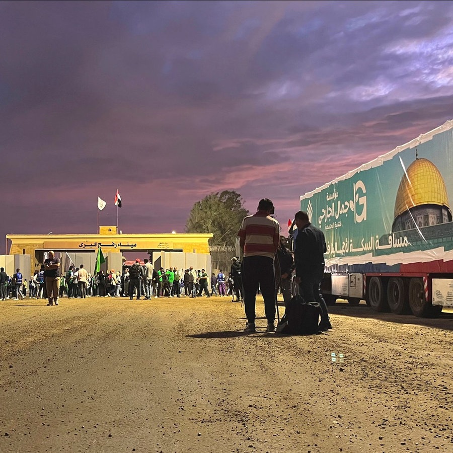 Ägypten, Rafah: Ein humanitärer Hilfskonvoi für den Gazastreifen steht am Grenzübergang Rafah in Ägypten. © dpa Bildfunk Foto: Omar Aziz