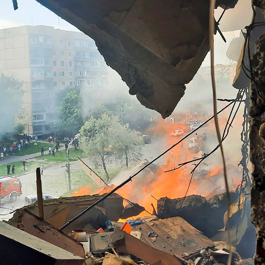 Rettungskräfte arbeiten an einem Ort in Krywyj Rih (Region Dnipropetrowsk, Ukraine), nachdem eine Rakete in ein mehrstöckiges Wohnhaus eingeschlagen ist. © Uncredited/Ukrainian Interior Ministry Press Office/AP/dpa 