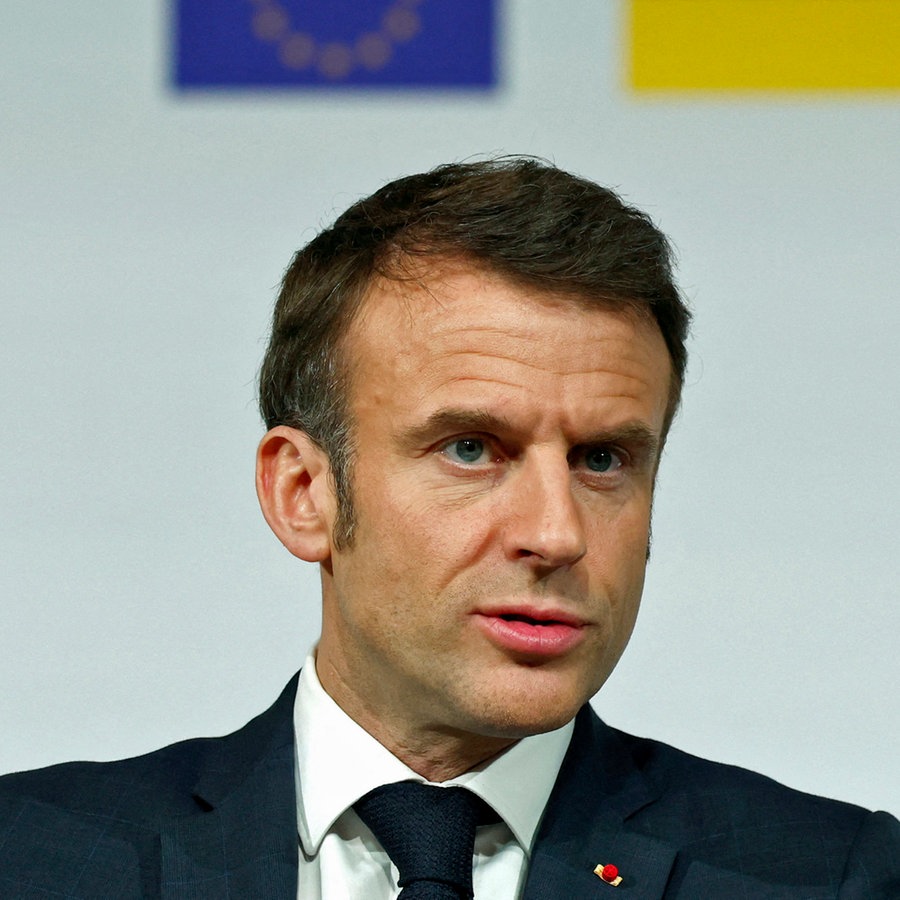 Der französische Präsident Emmanuel Macron spricht während einer Pressekonferenz im Elysee-Palast in Paris. © AP Foto: Gonzalo Fuentes